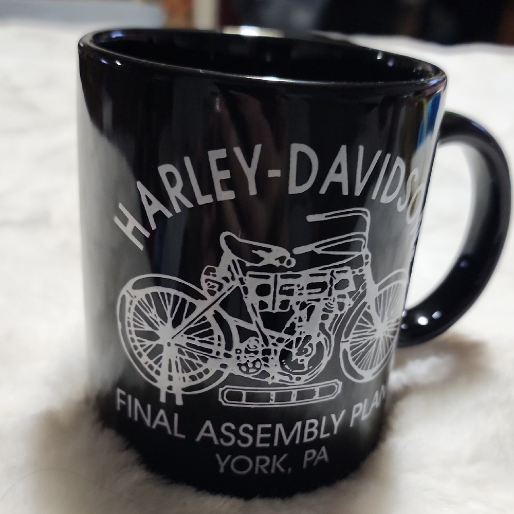 Harley-Davidson Black and White Mug.